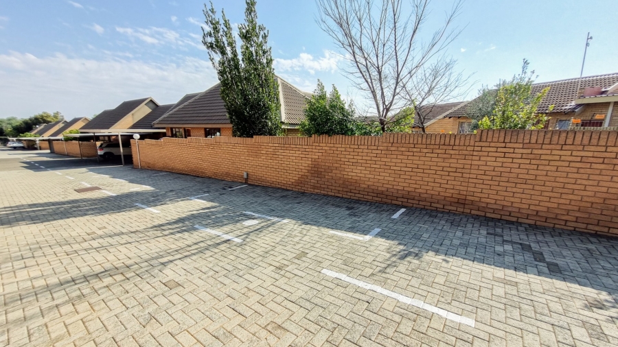 2 Bedroom Property for Sale in Langenhovenpark Free State
